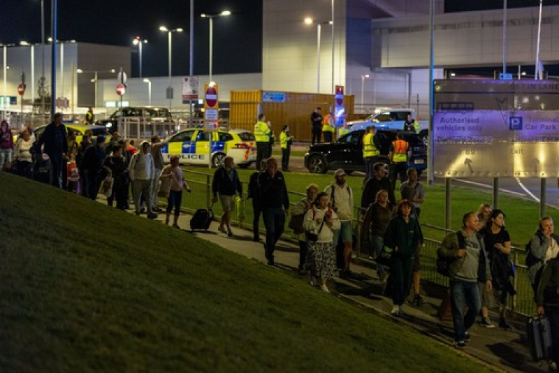 Incendiu Aeroport Luton din Londra