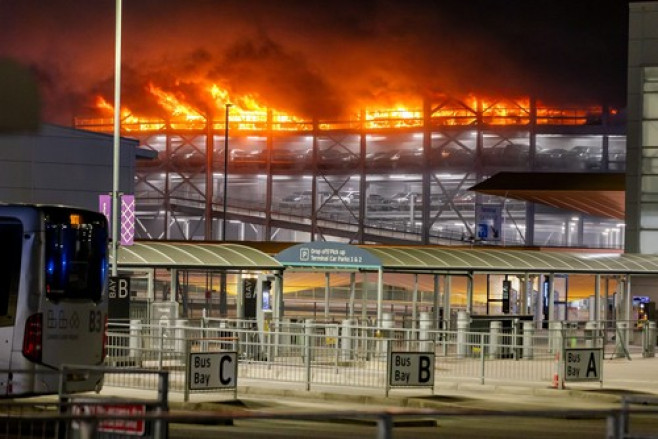 Incendiu Aeroport Luton din Londra