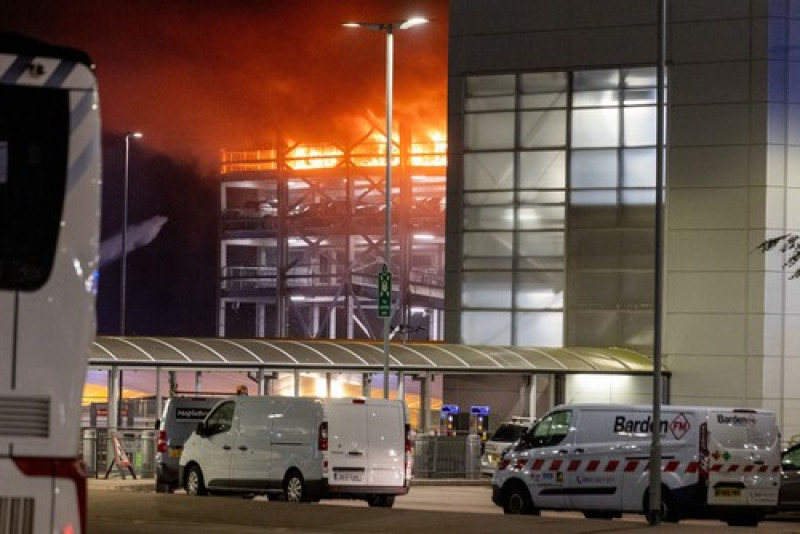 Incendiu Aeroport Luton din Londra