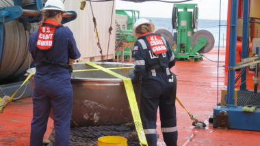 capacul submersibilului titan recuperat din ocea, 2 femei-marinar de la us coasta guard