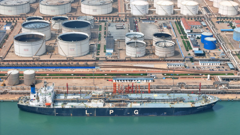 Încărcătura unui tanc petrolier este descărcată la un terminal de țiței al portului Yantai, China