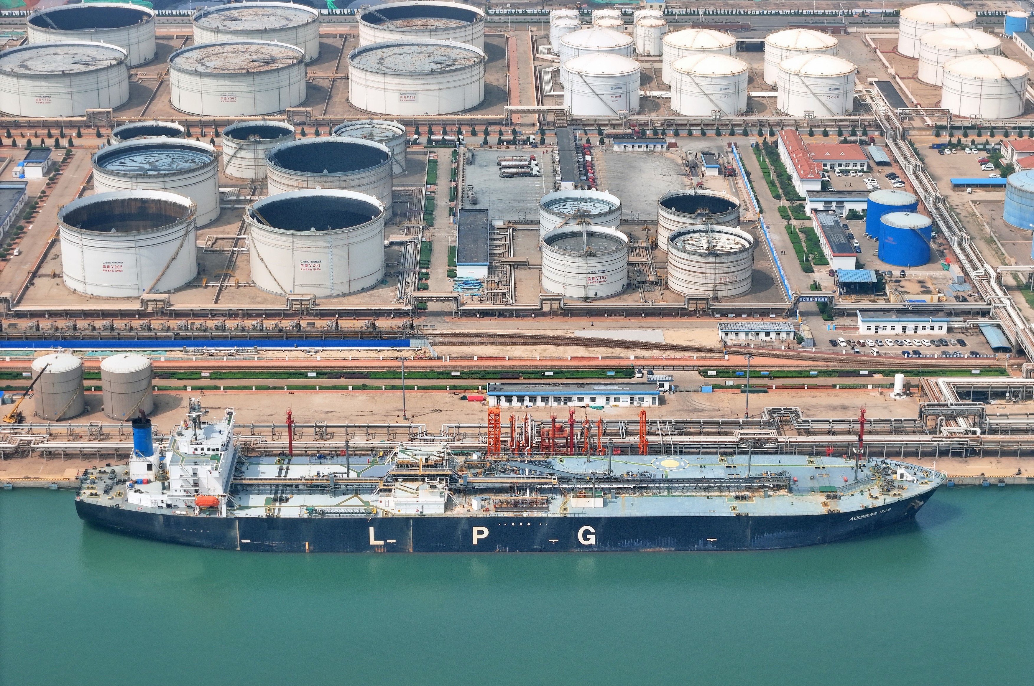 China a economisit miliarde de dolari din importul de cantități record de petrol din Rusia, Iran și Venezuela