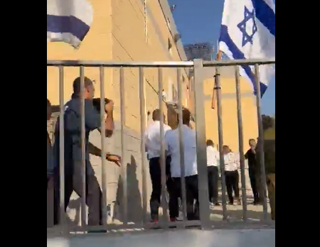 Ministrul de Externe britanic a fost surprins de un raid aerian în Israel. Momentul în care e dus în buncăr