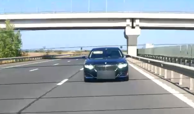 VIDEO. Experiment Digi24, pe autostradă: Flash-uri de la șoferii vitezomani, deși mașina redacției circula cu viteza maximă legală
