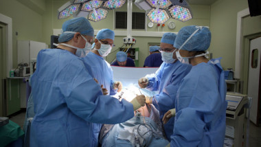 chirurgi in sala de operatii