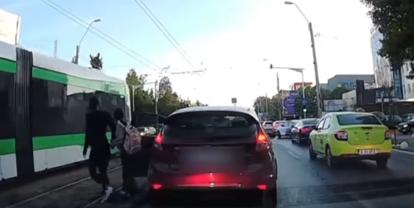 Gest incredibil în traficul din București: O șoferiță a lăsat mașina în mijlocul drumului și a traversat liniile de tramvai cu un copil