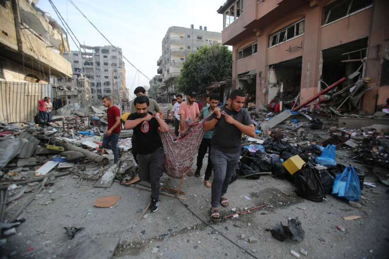 Palestinian families evacuates to safer areas following overnight Israeli shelling in Gaza city Palestinian families eva
