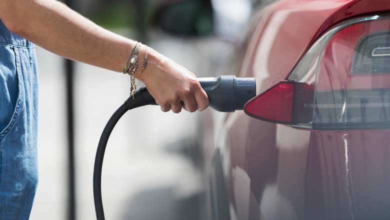 Mai puțini bani de la stat pentru mașinile electrice, din 2024. Ministrul Mediului: Dacă românii nu vor fi interesați, putem discuta