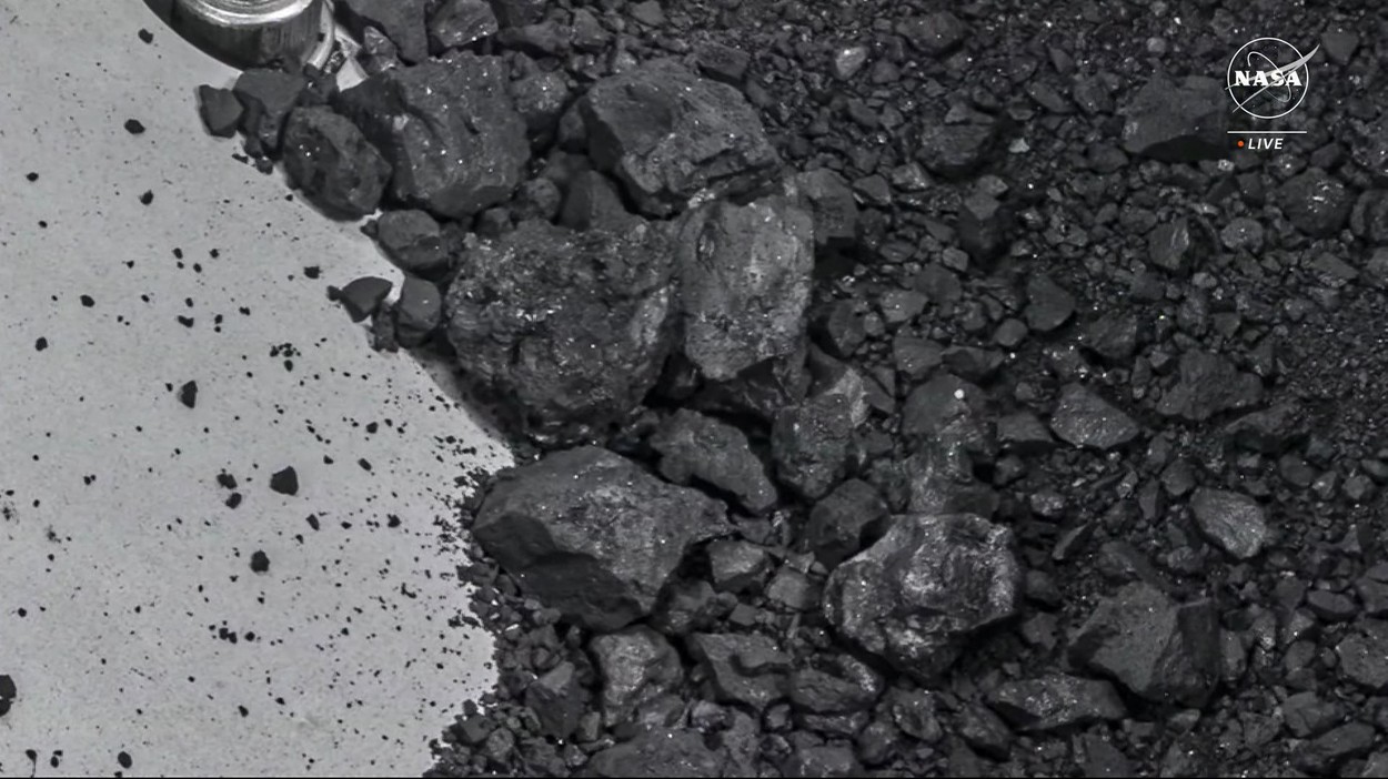 NASA a dezvăluit primele imagini cu cea mai mare mostră colectată până acum dintr-un asteroid: „Conține apă și carbon”
