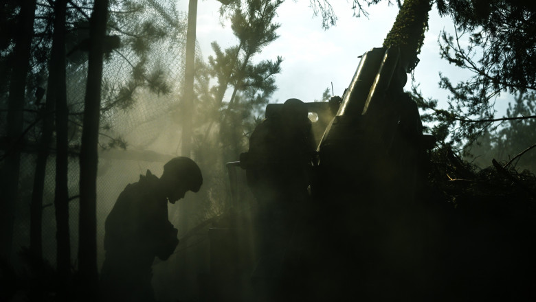 Artileriști ruși pe frontul din Donbas