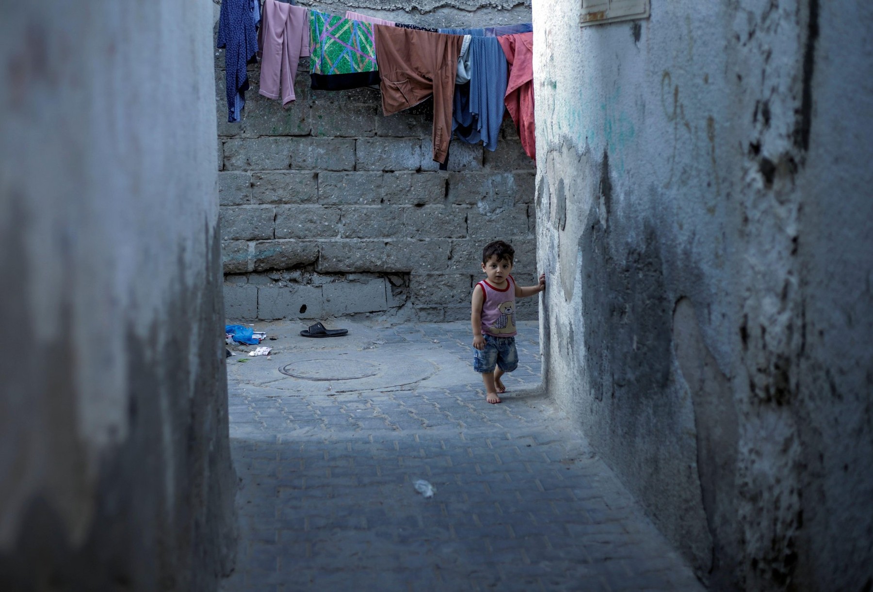Cum arată viața palestinienilor din Fâșia Gaza, "cea mai mare închisoare în aer liber". Bombardamente, sărăcie și viitor incert
