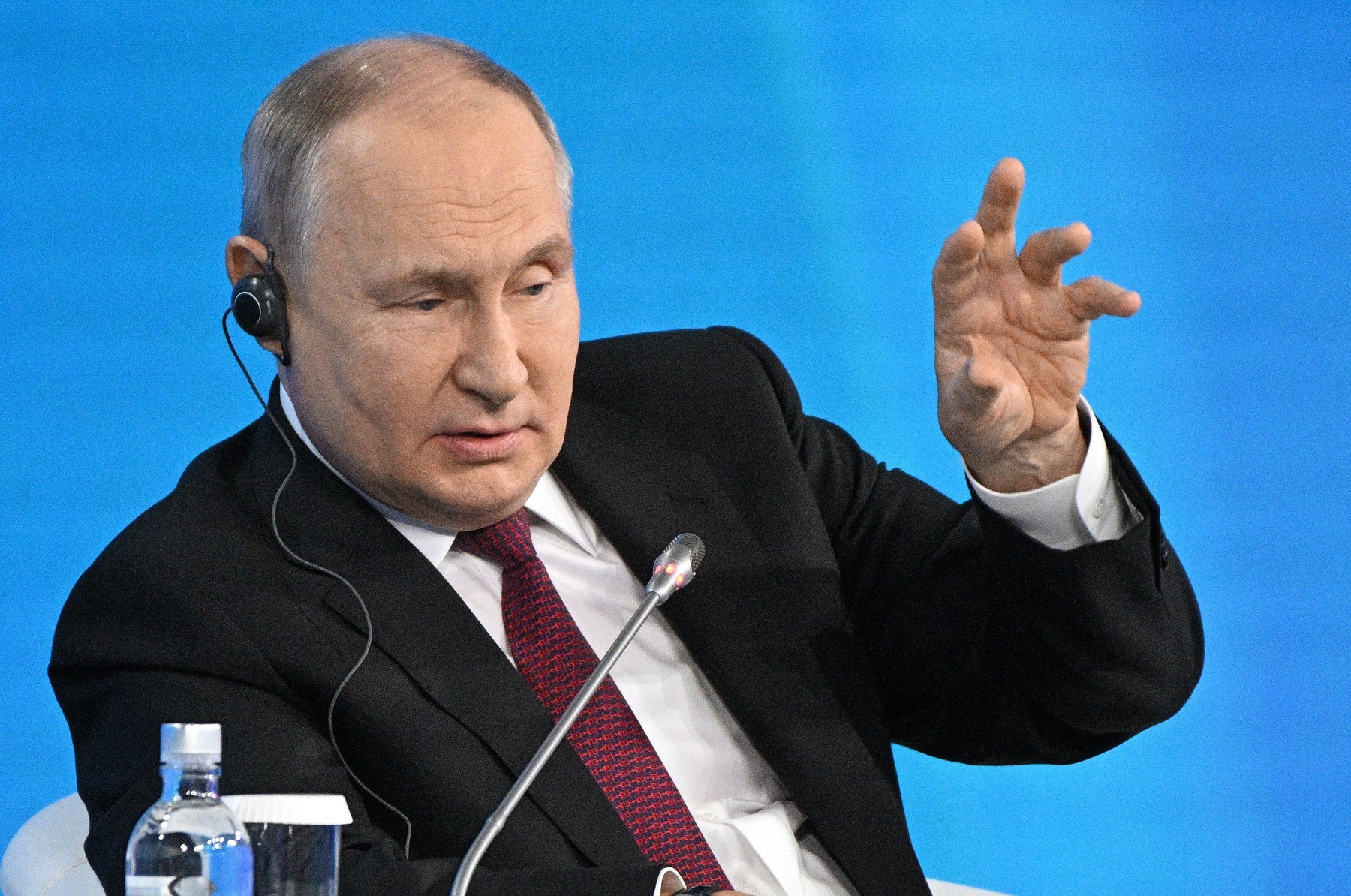 Rusia restricționează, din nou, mișcările de capital pentru a opri deprecierea rublei. Decretul e semnat de președintele Putin