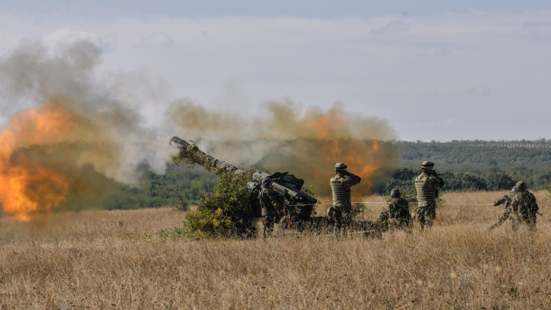 Artileriști români trag cu tunul în cadrul unui exercițiu militar