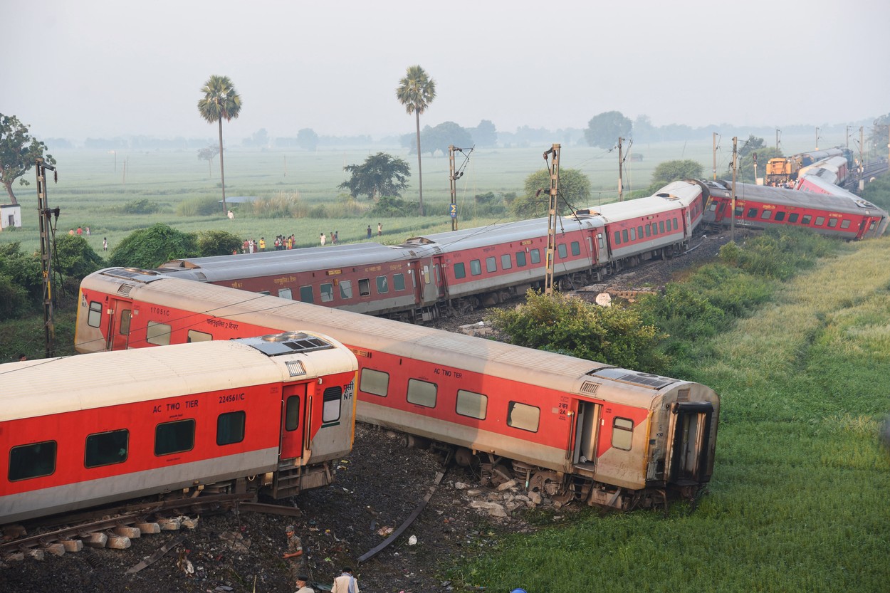 Un tren a deraiat în India. Cel puțin patru oameni au murit