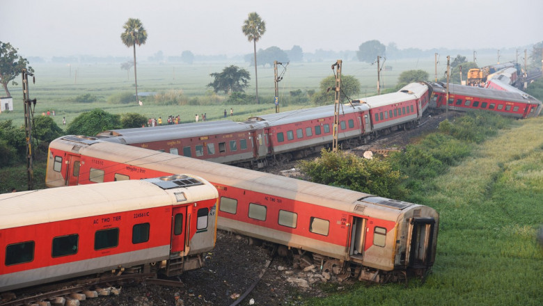 un tren a deraiat in india