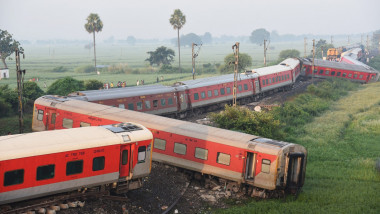 un tren a deraiat in india