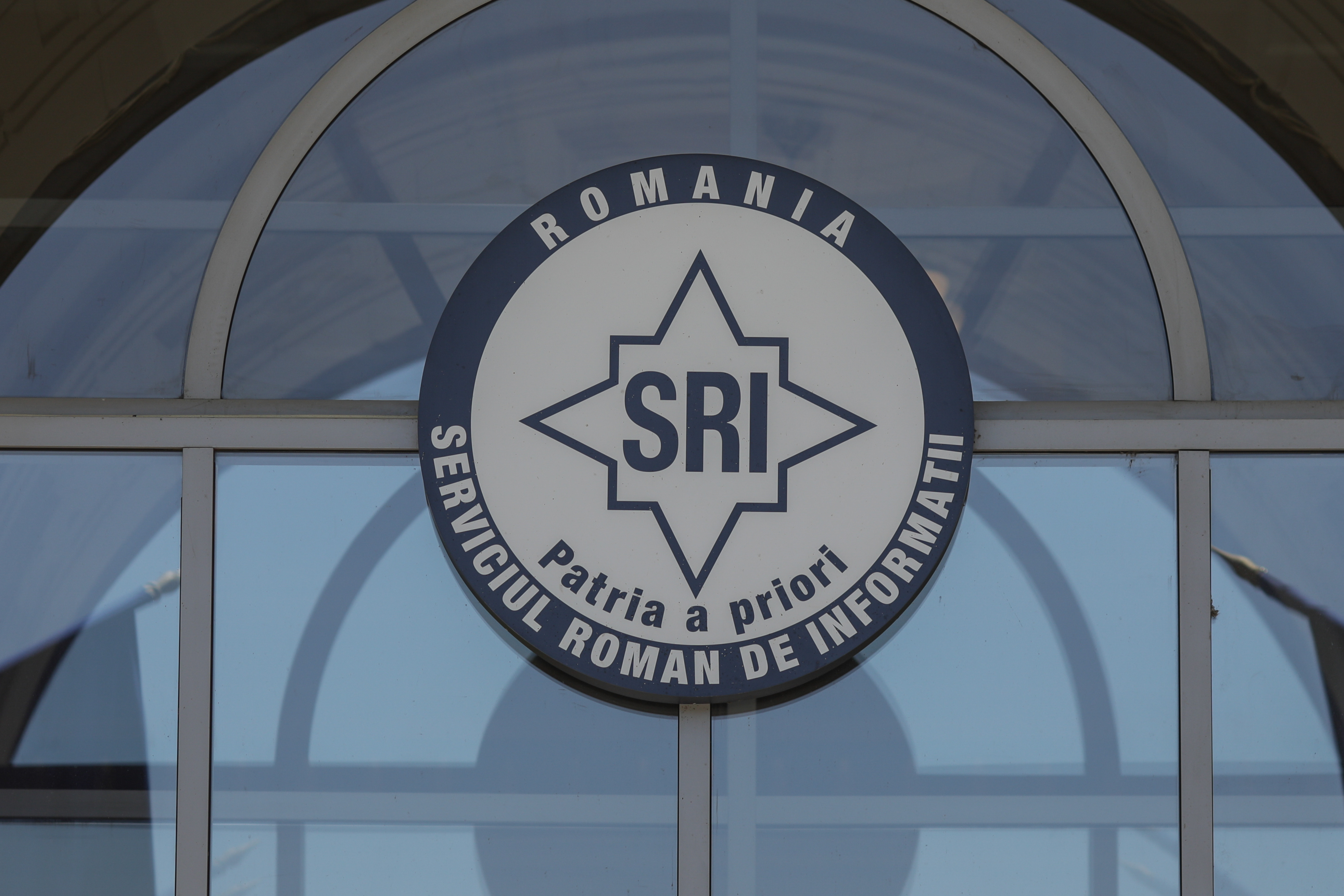 Un bărbat a primit 9.000 de euro după ce a mințit că lucrează la SRI și că poate angaja oameni