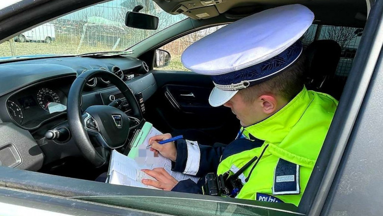 politist aplica amenda in trafic