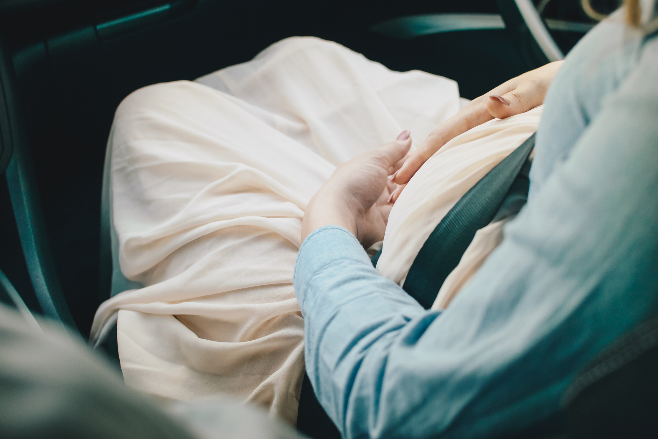 Femeie în travaliu escortată la spital de un echipaj de Poliție. Soțul le-a trimis o scrisoare de mulțumire agenților