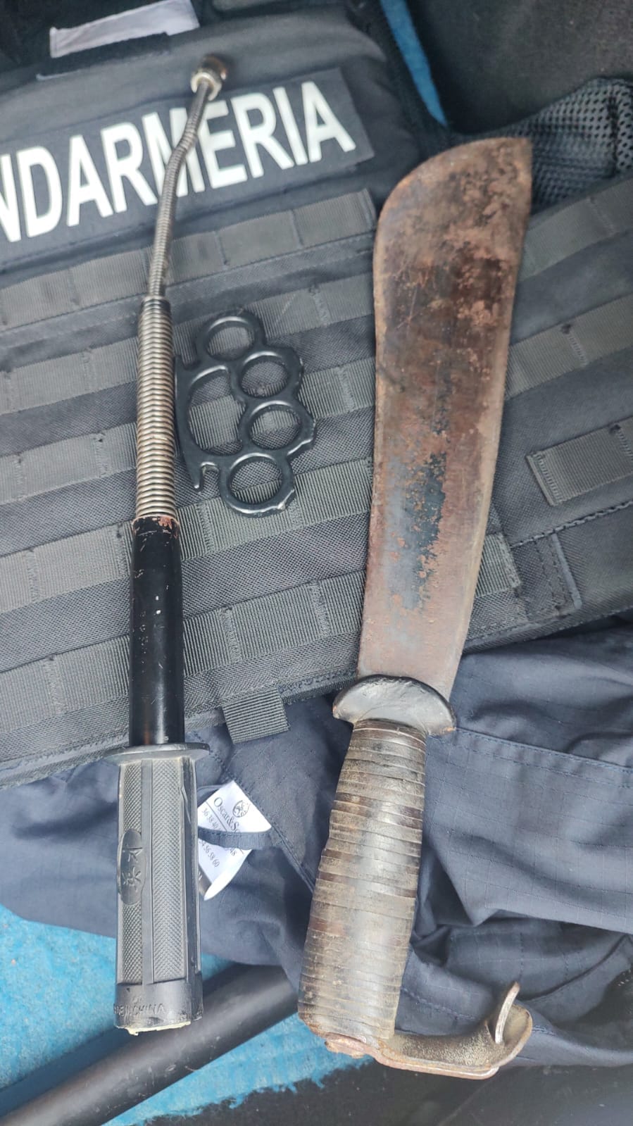 Un tânăr a ameninţat elevii în curtea unei şcoli din Satu Mare. Jandarmii au găsit asupra lui o macetă şi un baston