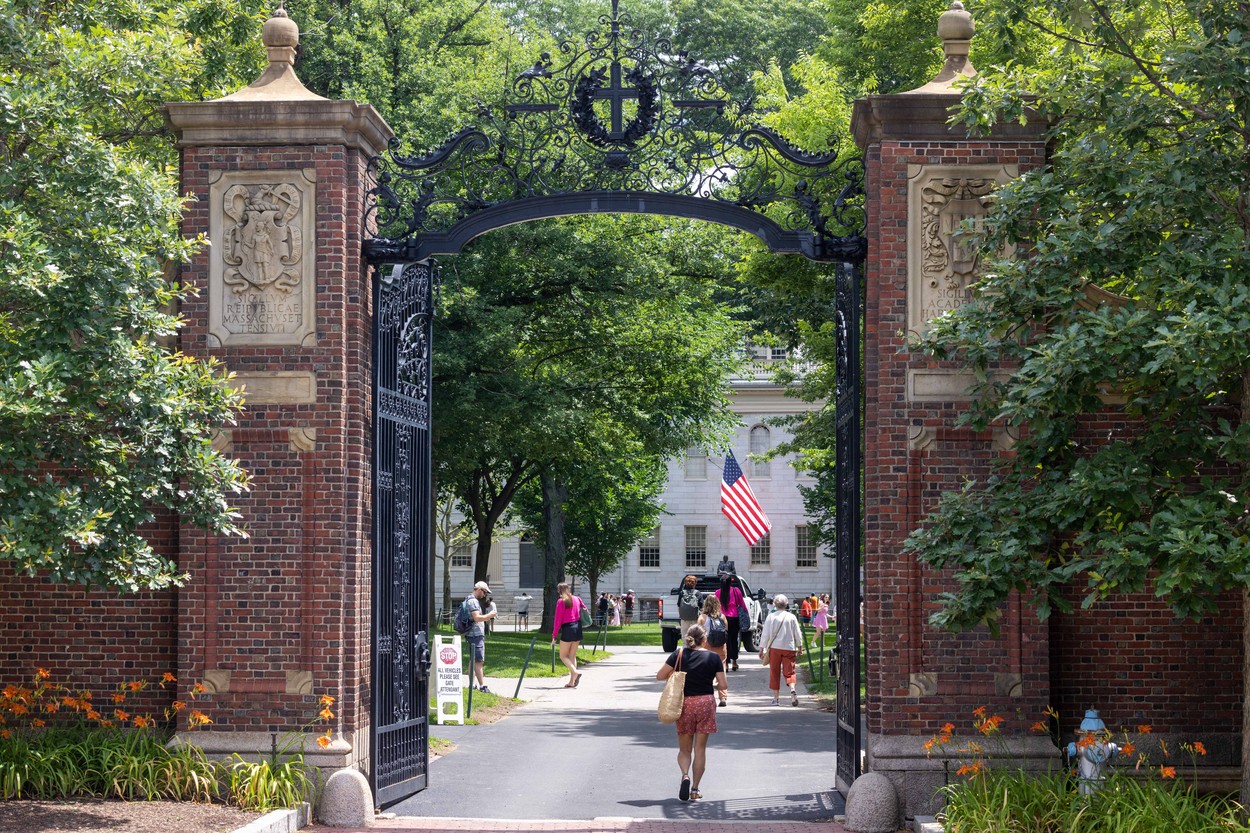 Conflictul dintre Israel și Hamas încinge spiritele la Harvard. Un camion a împrăștiat pliante cu „cei mai antisemiți studenți”