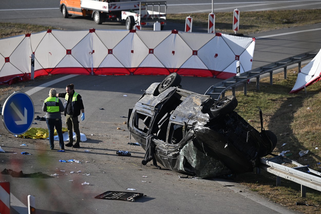 Accident grav în Germania: 7 oameni au murit după ce un microbuz cu migranți a ieșit de pe șosea. Șoferul încerca să scape de polițiști