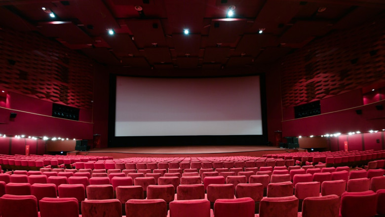 sala de cinema goala cu scaune rosii