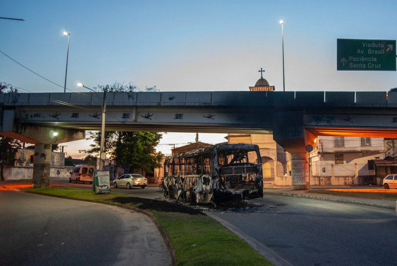 Recreio dos Bandeirantes, Rio de Janeiro, autobuz incendiat