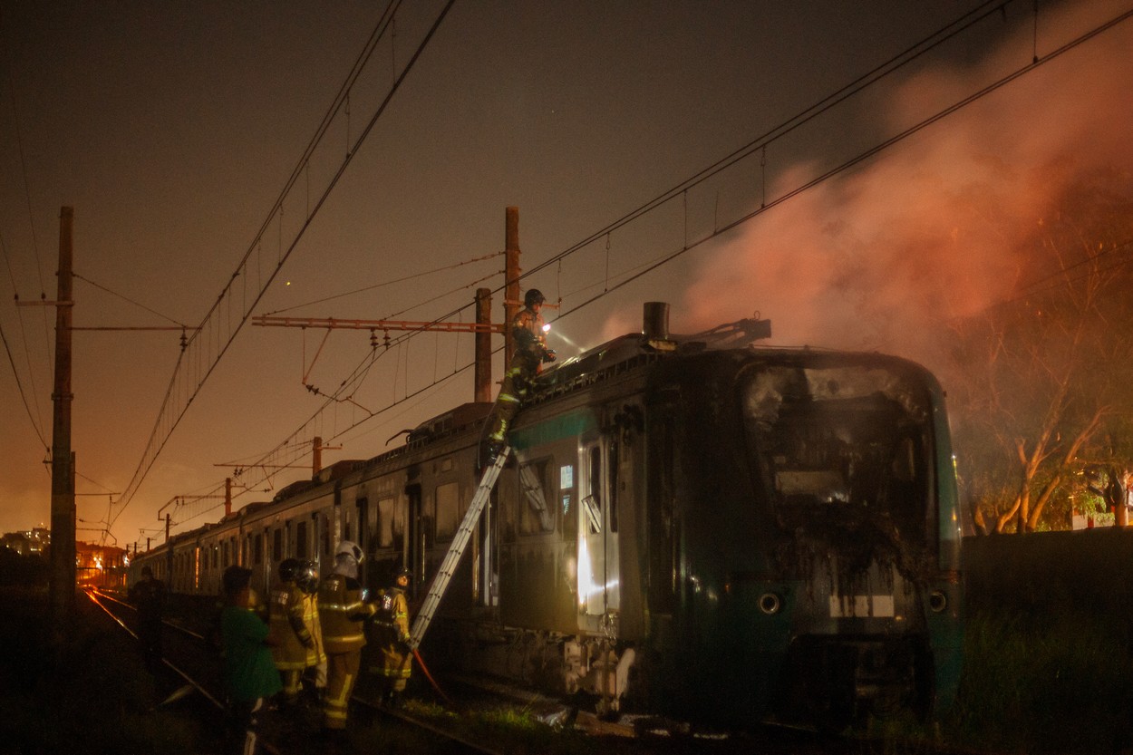 Haos la Rio de Janeiro. Un tren și zeci de autobuze și camioane au fost incendiate din răzbunare