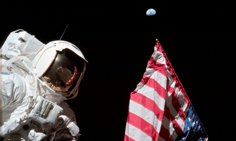 Harrison Schmitt fotografiat pe Lună cu steagul american și Pământul