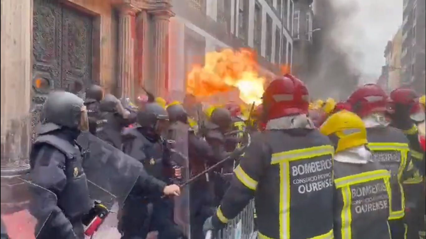 Scene incredibile în Spania. Pompierii s-au luat la bătaie cu polițiștii și au folosit un aruncător de flăcări