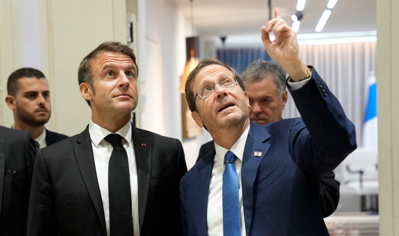 Le président Emmanuel Macron rencontre les dirigeants israéliens pour les assurer du soutien de la France à la suite de l'attaque des commandos du Hamas