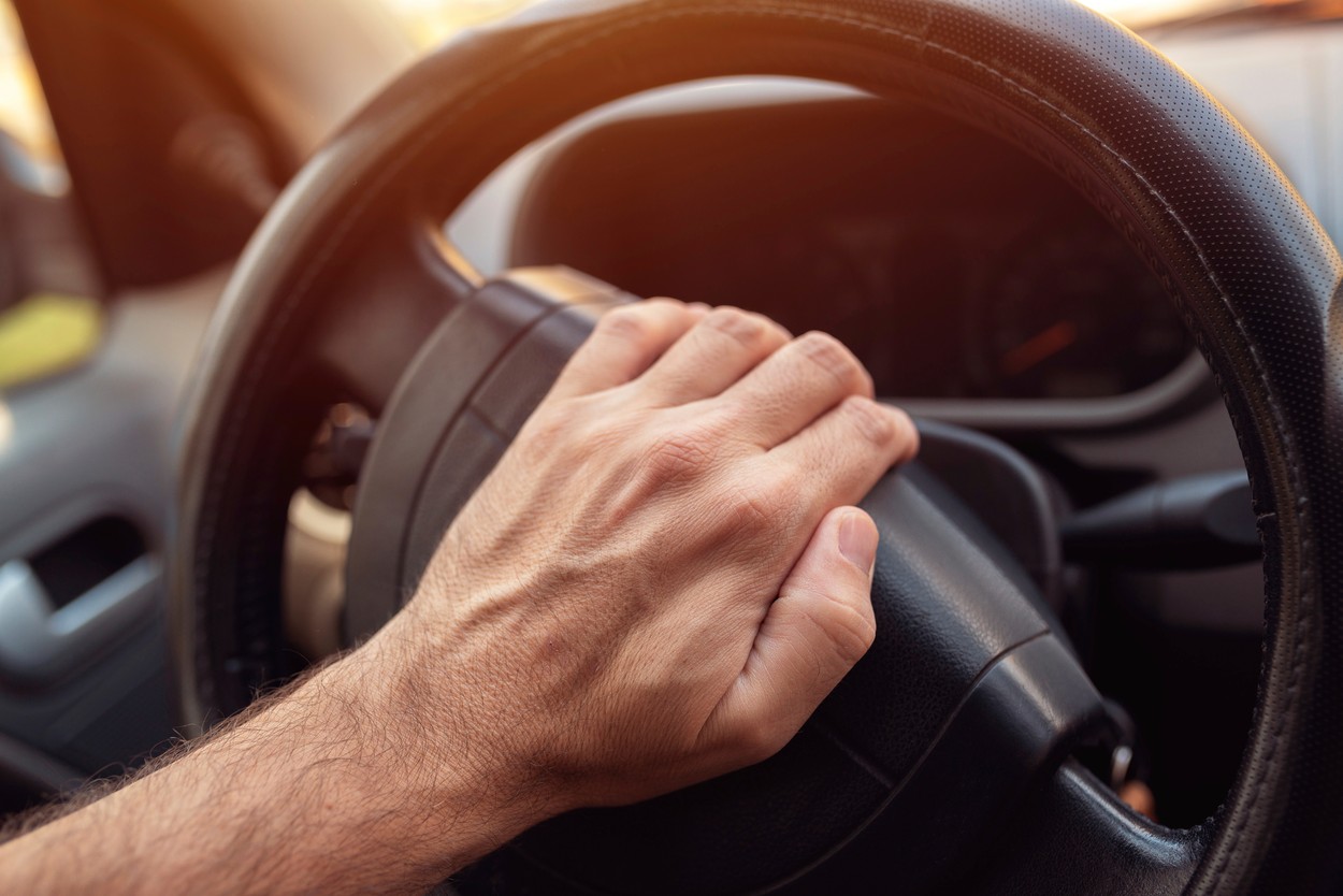 Un șofer agresiv care dădea flash-uri ca să i se elibereze banda a fost amendat cu 580 de lei și lăsat fără permis