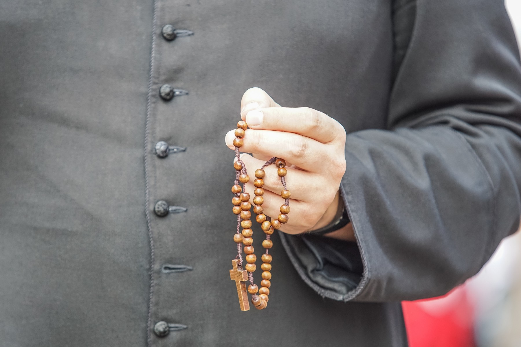 Un episcop din Polonia a demisionat după ce a organizat o orgie într-o parohie