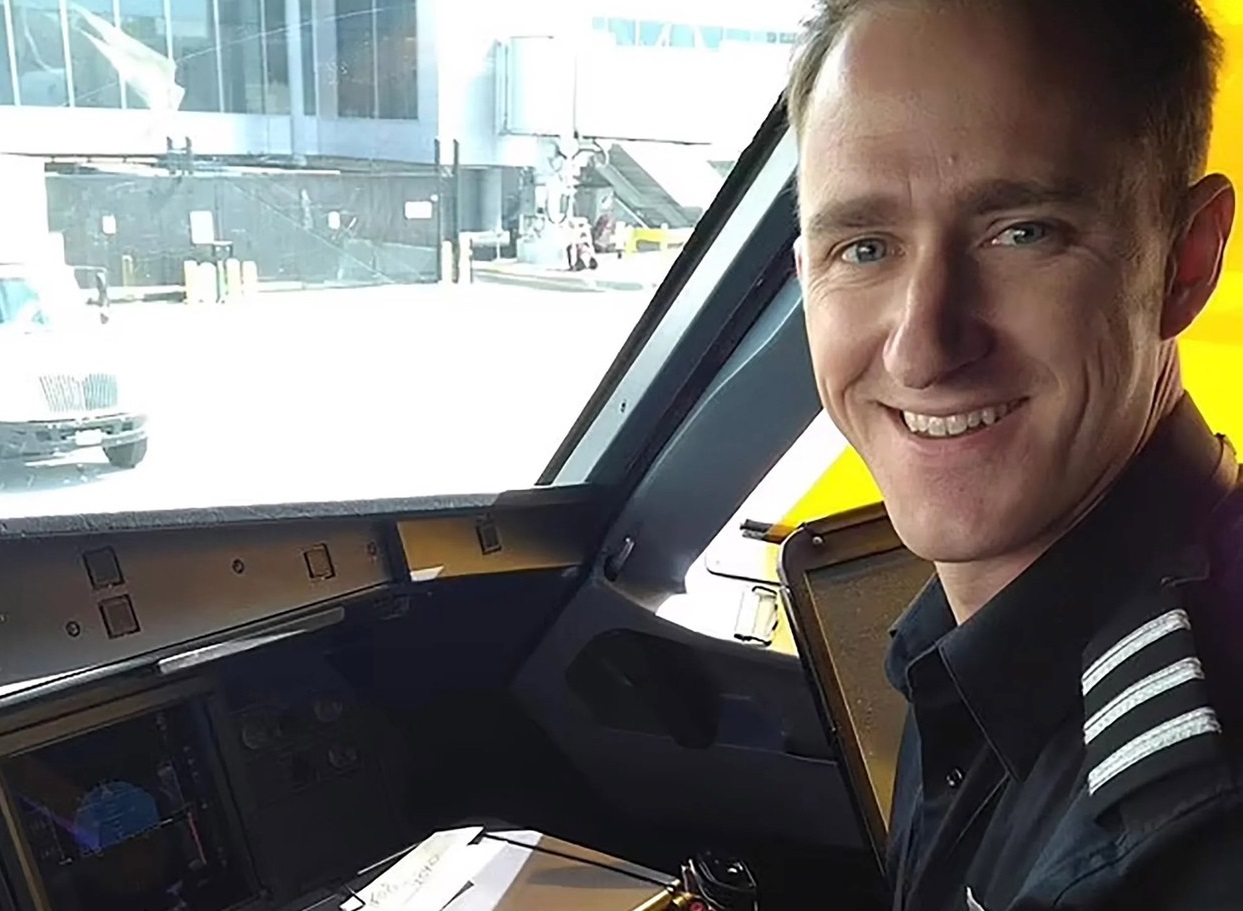 „A încercat să oprească motoarele”. Discuția dintre turnul de control și piloții care și-au împiedicat un coleg să prăbușească avionul