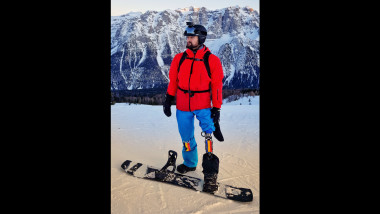 mihaita papara echipat pe snowboard pe zapada si munte