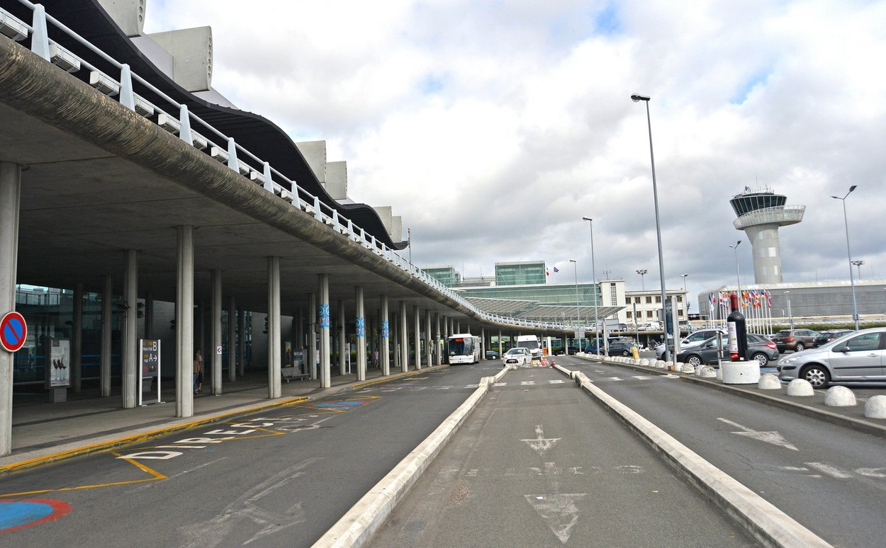 Alerte cu bombă în patru aeroporturi din Franța