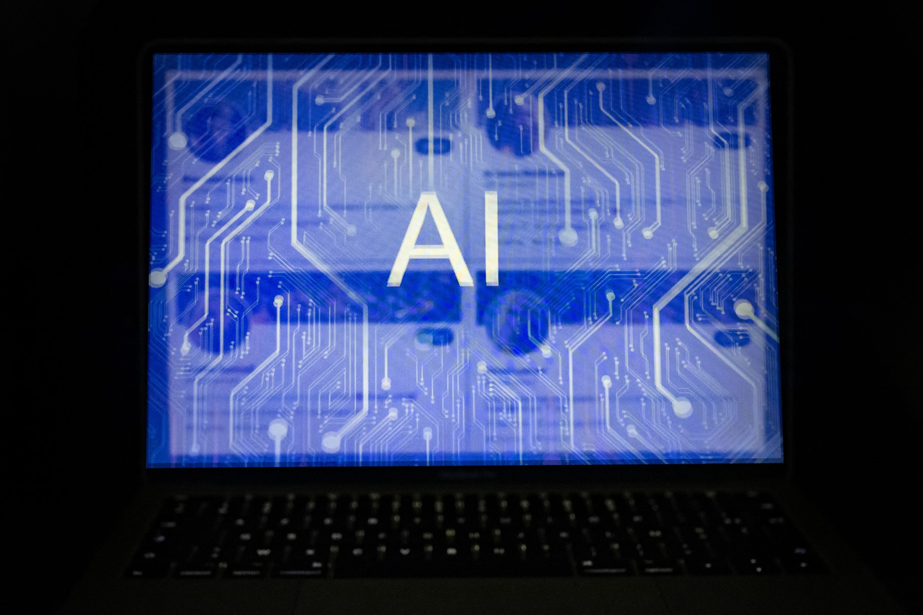 MAE va folosi Inteligența Artificială împotriva dezinformării online. Site-urile de știri, influencerii, demnitarii vor fi monitorizați