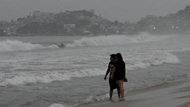 uragan in acapuclo, oameni pe plaja