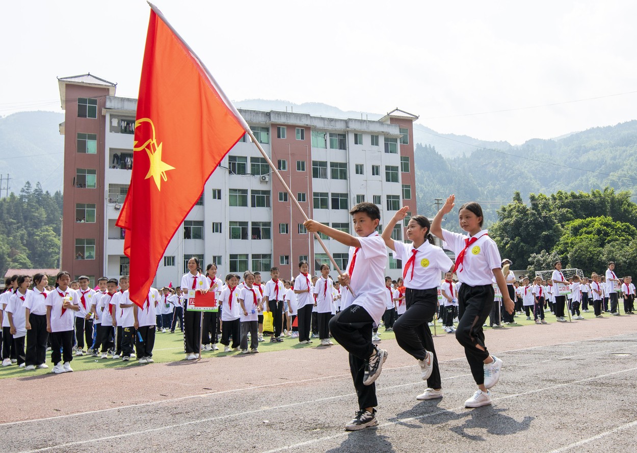 China a adoptat o lege a educației patriotice pentru copii și familii