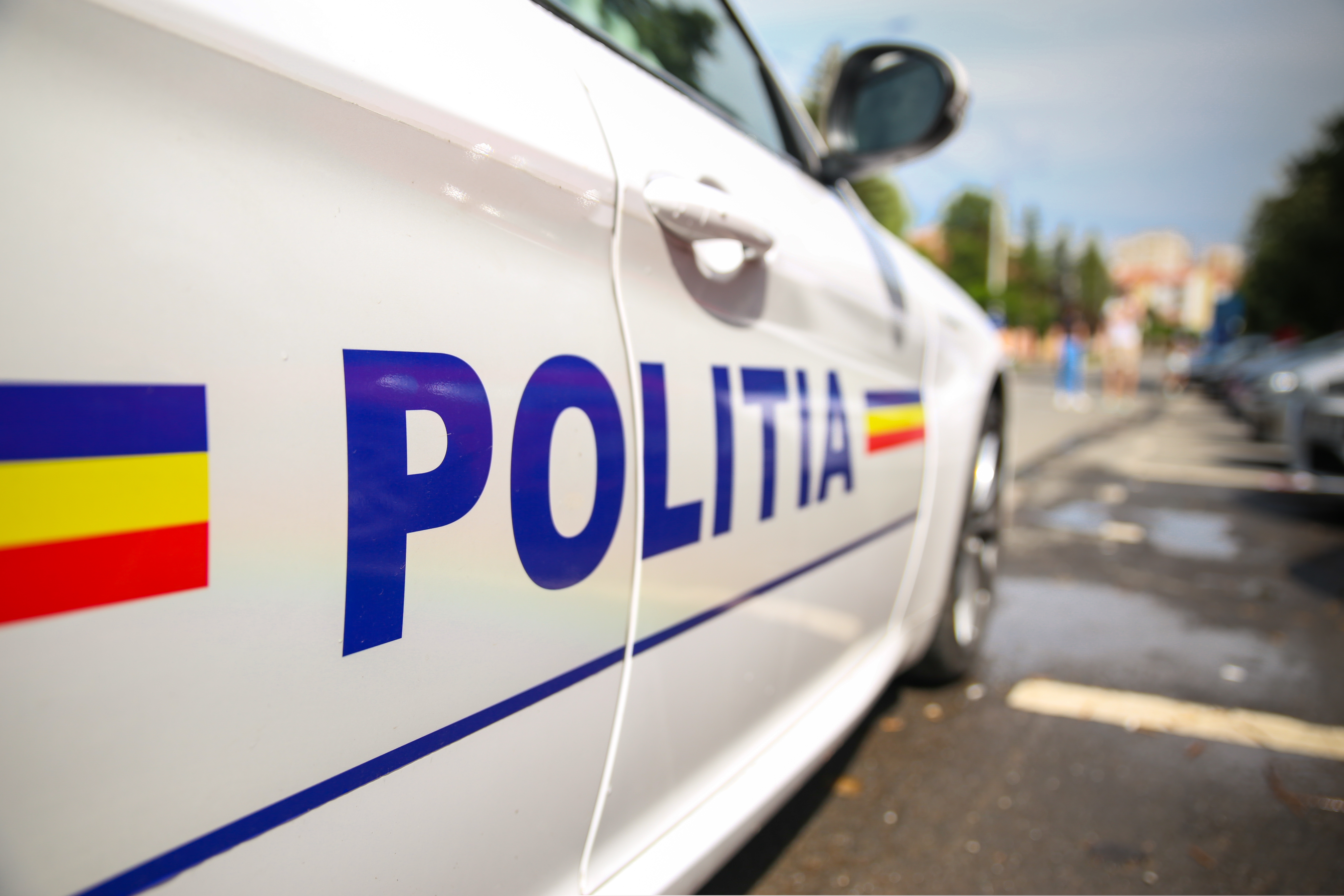 O femeie de 53 de ani a fost găsită moartă pe o bancă dintr-o staţie de autobuz