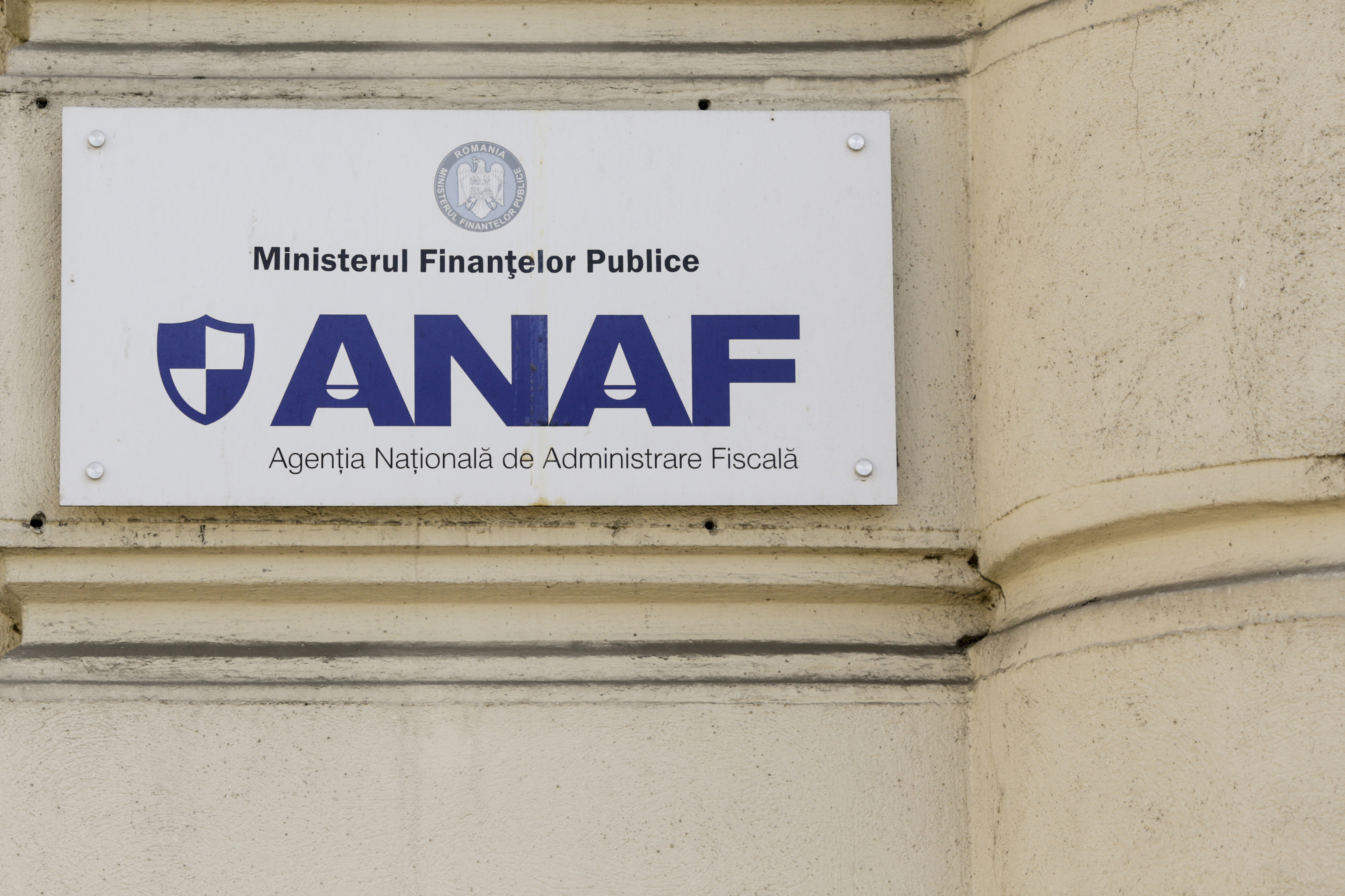 Un inspector antifraudă, prins în flagrant în timp ce lua mită ca să protejeze firme de ridesharing. Precizările ANAF