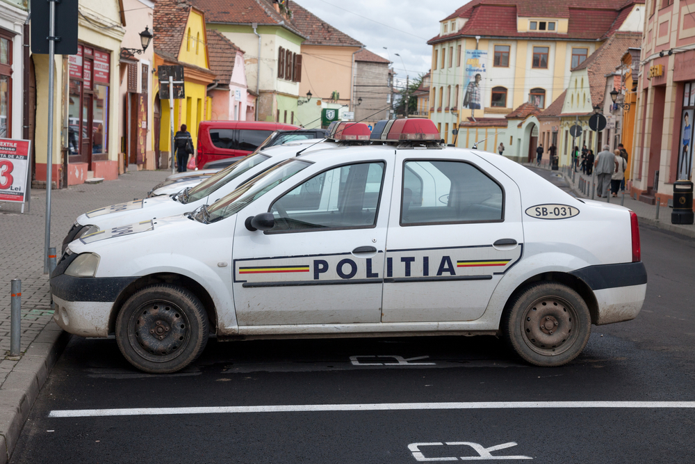 Un bărbat gelos din Brașov, care și-a strâns de gât soția în fața copiilor și a amenințat că dă foc la casă, a fost arestat preventiv