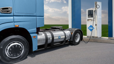 Camion alimentat cu gaz natural comprimat la o stație de alimentare