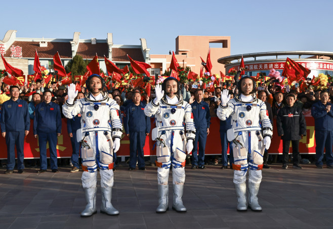 Cel mai tânăr echipaj de astronauți din istoria Chinei se îndreaptă spre stația spațială