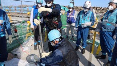 muncitori la centrala de la fukushima