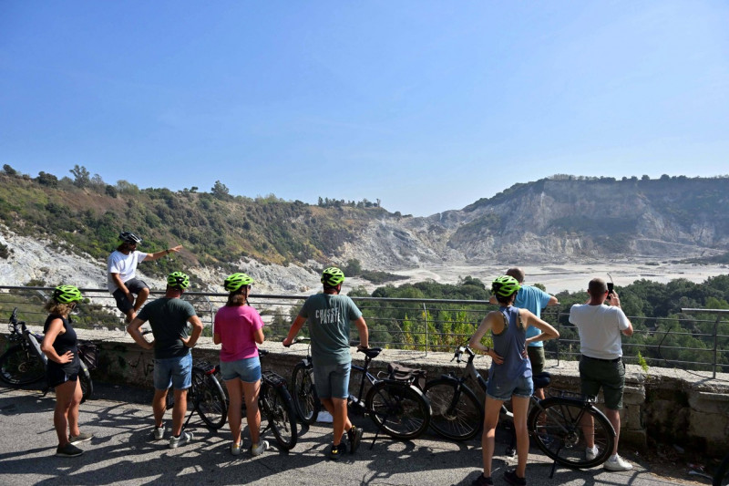 Foto IPP/Felice De Martino Pozzuoli 05/10/2023 Solfatara dei Campi Flegrei nella foto turisti in bicicletta mentre osser