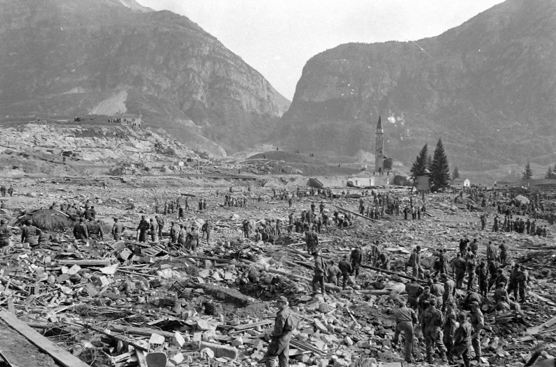 VAJONT DAM DISASTER GRAPHIC ILLUSTRATION OF WATER DESCENDING IN LONGARONE, ITALY - SEARCHING FOR VICTIMS ; 13 OCTOBER 1963