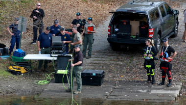 Polițiștii din statul american Maine fac căutări într-un râu, încercarea de a-l găsit pe Robert Card, autorul atacului armat din Lewinston,