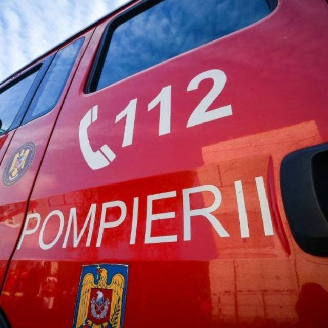 Explozie la o hală din Târgoviște: peste 40 de persoane au ieșit din clădire, o persoană rănită a fost transportată la spital